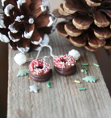 Örhängen, chokladdonuts med polkaströssel och en polkagris