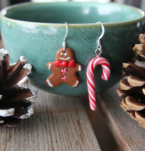 Örhängen, röd polkagriskäpp och pepparkaksgubbe