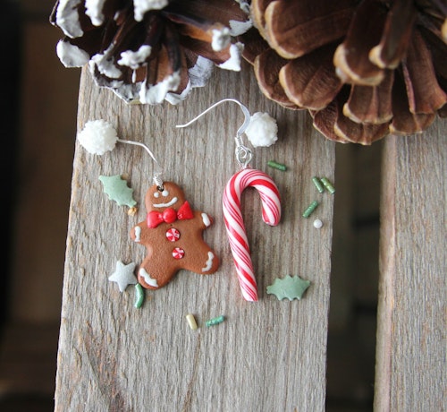 Örhängen, röd polkagriskäpp och pepparkaksgubbe