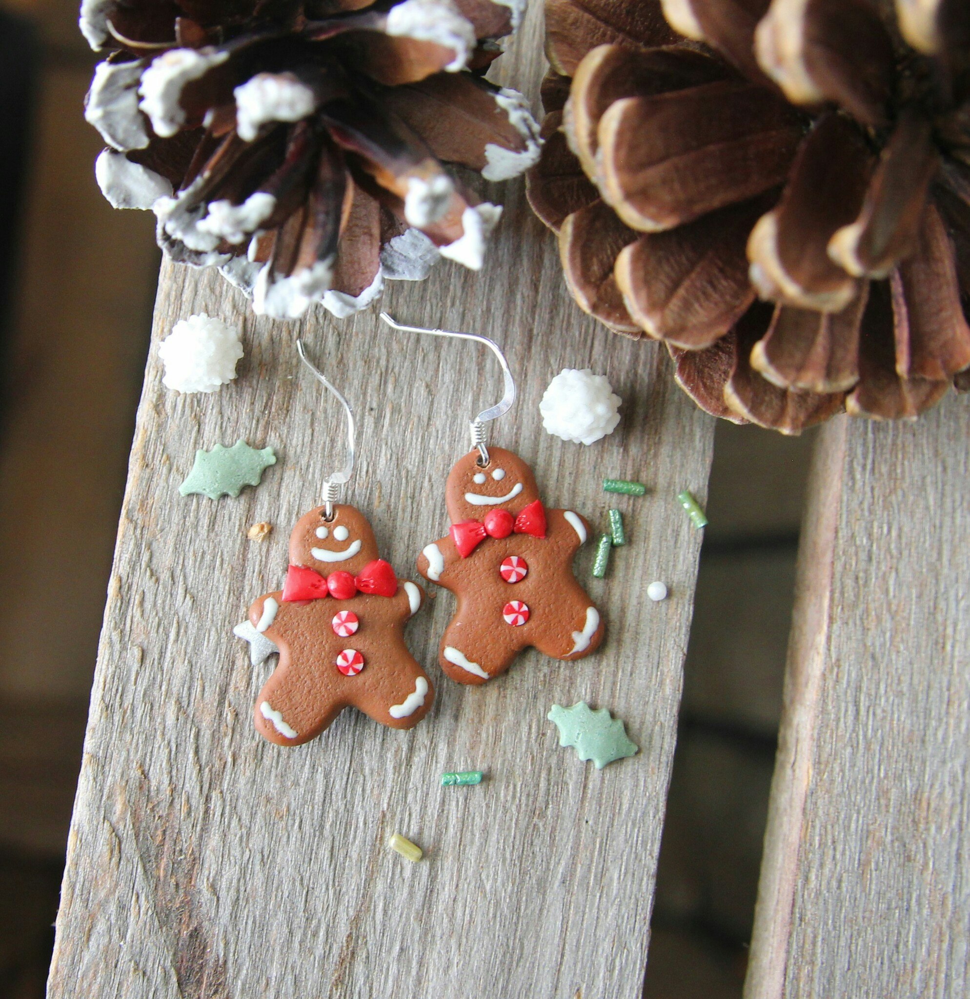 Örhängen, pepparkaksgubbar med fluga