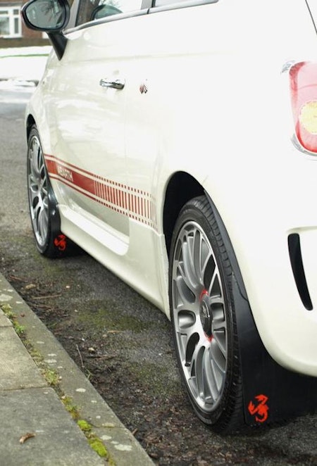Vit Fiat 500 Abarth med svarta stänkskydd