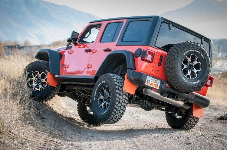 Jeep Wrangler skvettlapper foran