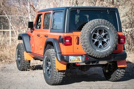 Jeep Wrangler skvettlapper foran