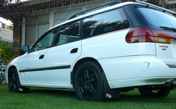 Subaru Legacy stänklappar  1995 - 1999