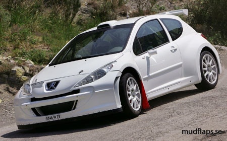 Peugeot 207 med röda stänkskydd