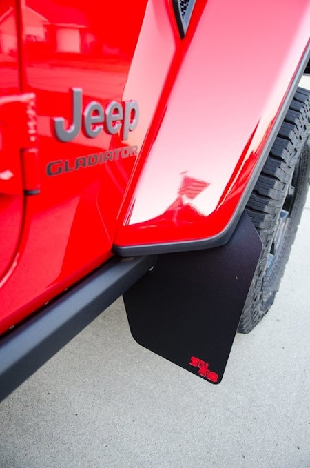 Jeep gladiator med tåliga stänkskydd i svart
