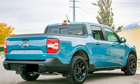 Ford Maverick pickup med modellanpassade stänkskydd.