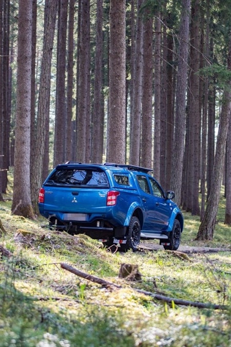 Mitsubishi L200 Pickup med större modellanpassade stänkskydd