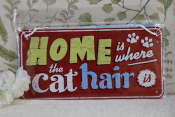 Plåtskylt med hänge, Home is where the cathair is