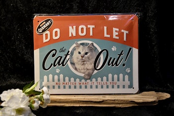 Plåtskylt Do not let the Cat out no matter what it tells you