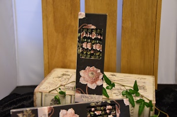 Vackra Blyertspennor med olika blommor
