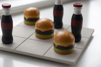 Tre i rad Cola och Hamburgare