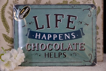 Plåtskylt, Life happens Chocolate helps