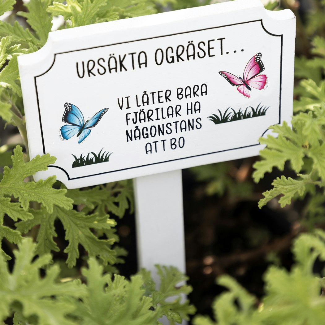 Liten Trädgårdsskylt - Ursäkta ogräset, vi låter bara fjärilar ha någonstans att bo