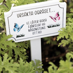 Liten Trädgårdsskylt - Ursäkta ogräset, vi låter bara fjärilar ha någonstans att bo