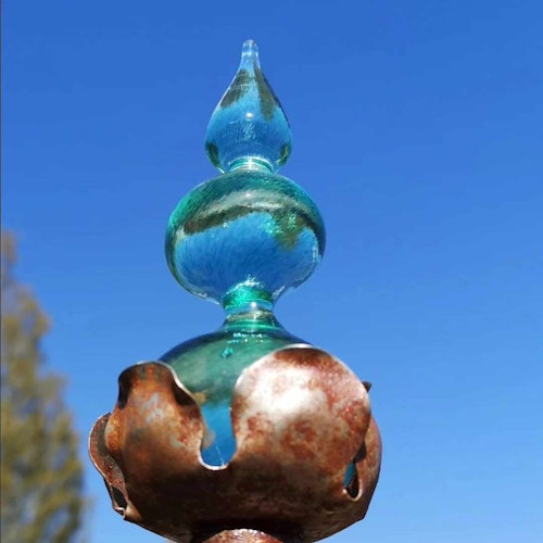 Blå spira av glas