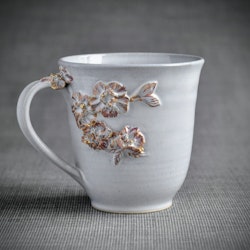 Stor mugg vit med blommor i guld