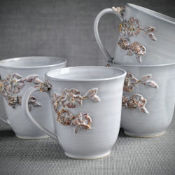 Stor mugg vit med blommor i guld
