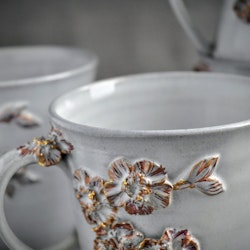 Stor mugg vit med blommor i guld