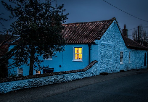 Blått hus i blåtimen, Norfolk, England