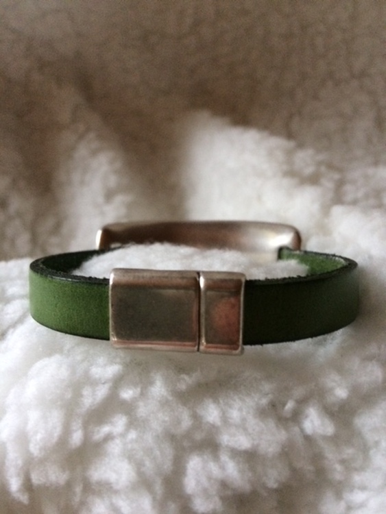 Armband i äkta läder med magnetlås, eget hantverk, handled 19 cm