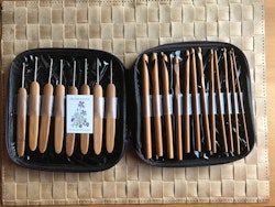 Väska med 20 st virknålar 1 mm-10 mm i bambu och metall