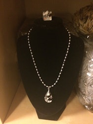 Smyckeset med halsband och ring