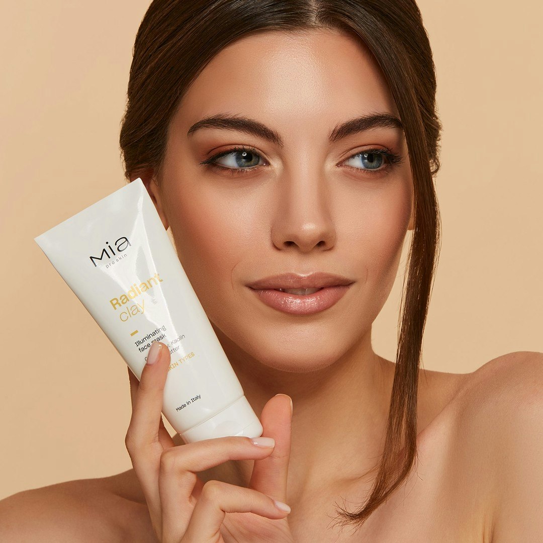 MIA MAKEUP - RADIANT CLAY ILLUMINATING FACE MASK