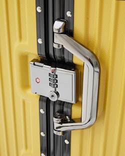 Stor resväska i stilren design från Sutherland & Sons - Yellow