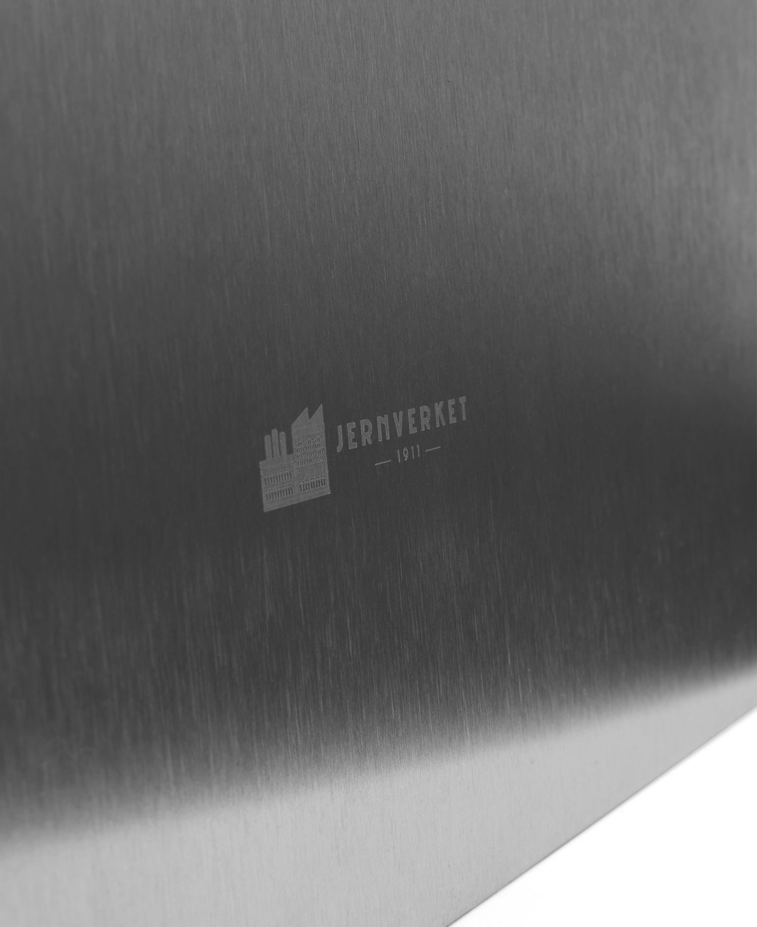 Snygg serveringsbräda i rostfritt stål från Jernverket