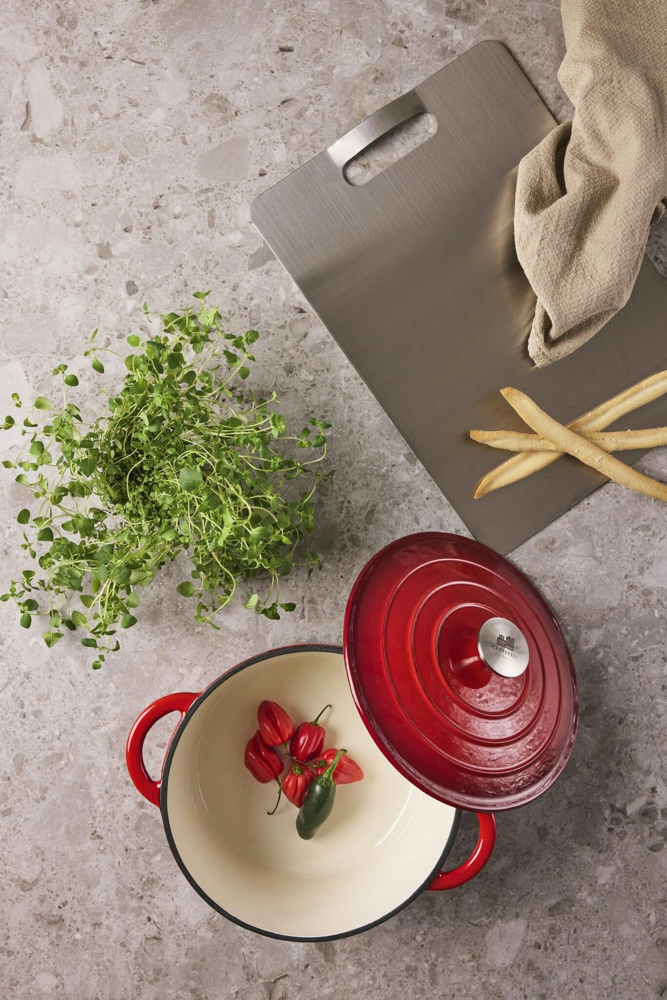 Snygg serveringsbräda i rostfritt stål från Jernverket