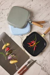 Grillpanna med trähandtag från Jernverket – Off white