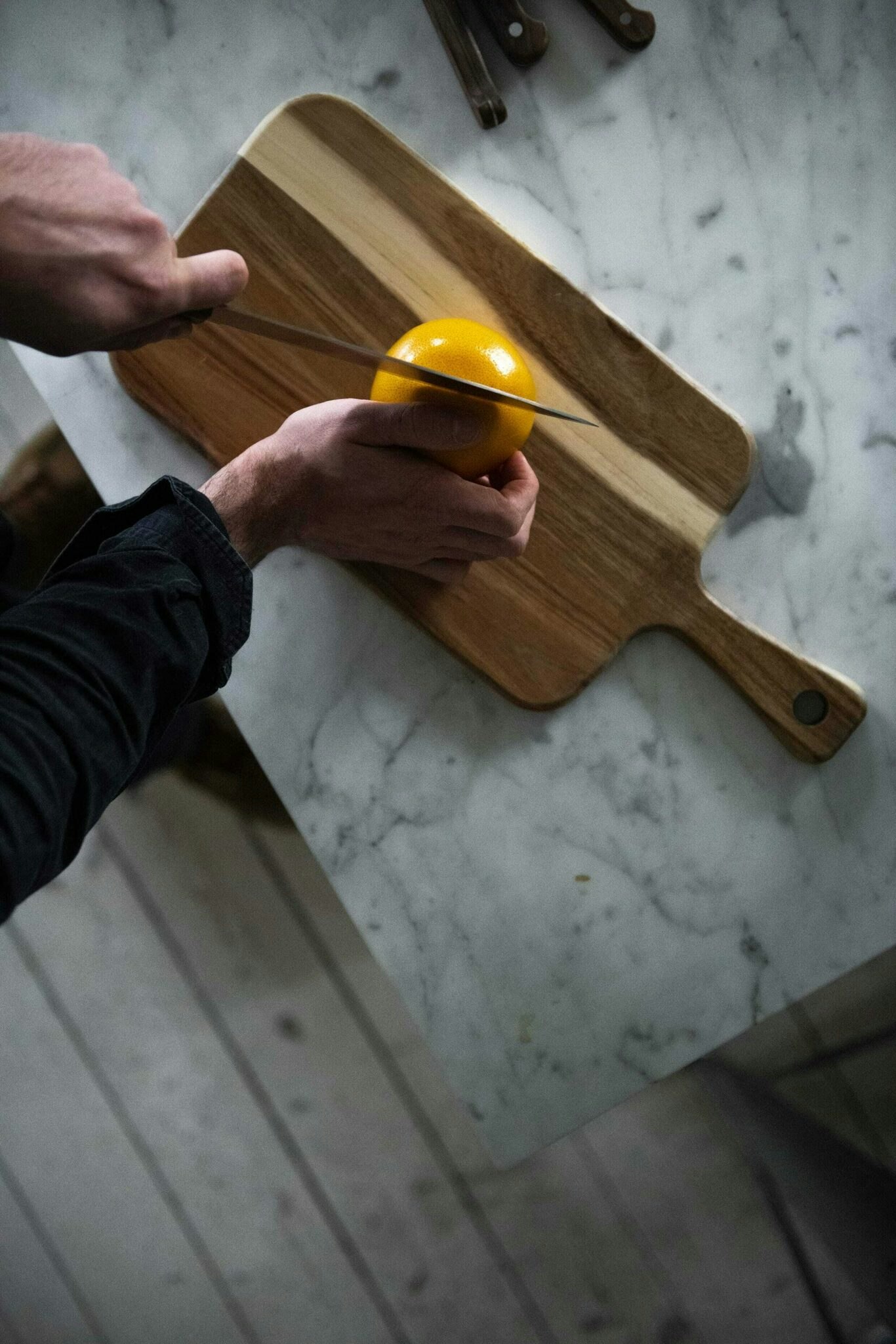 KNIVSET I ROSENTRÄ MED SKÄRBRÄDA FRÅN JERNVERKET