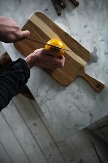 KNIVSET I ROSENTRÄ MED SKÄRBRÄDA FRÅN JERNVERKET