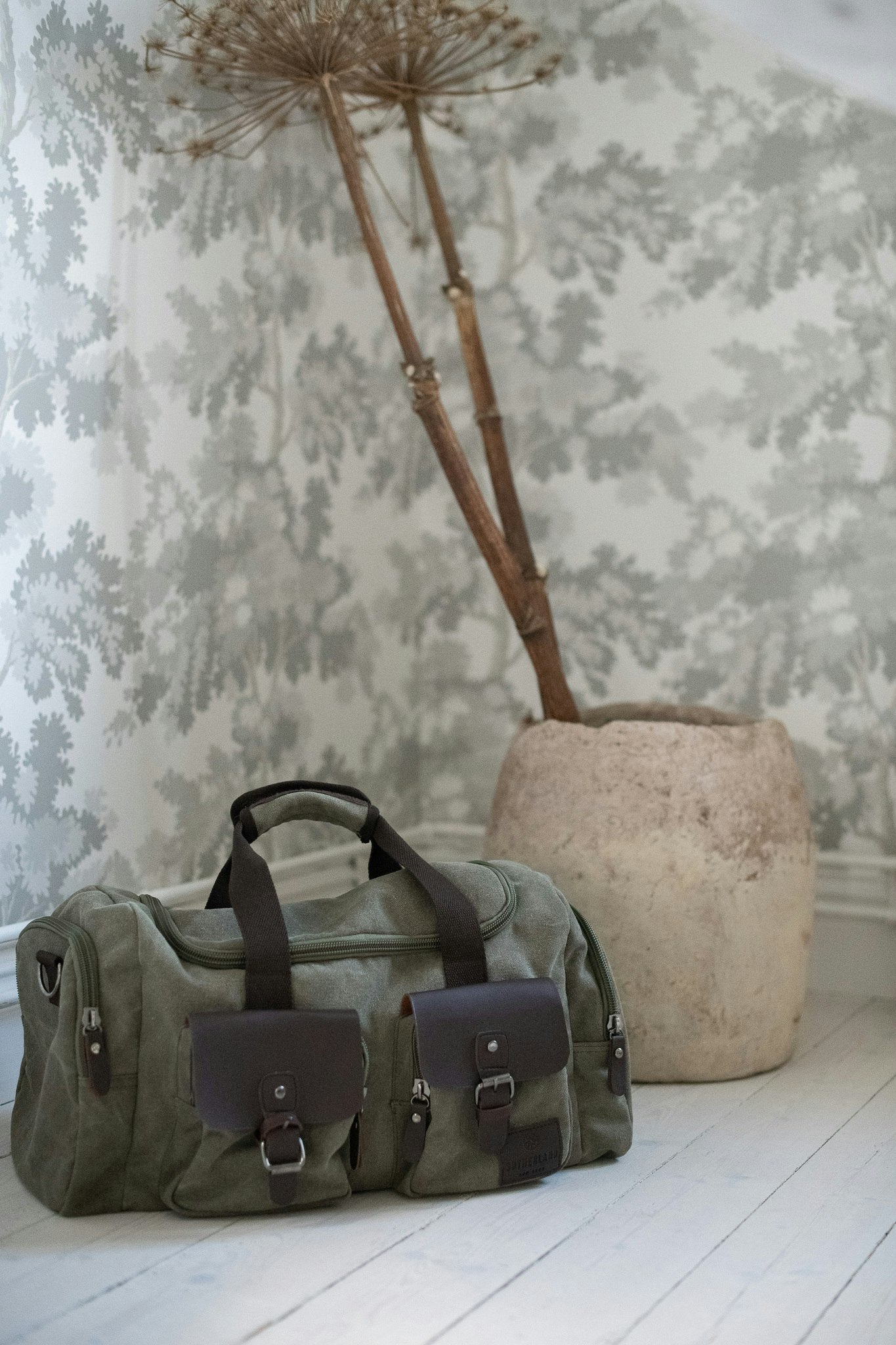 SNYGG TRENDIG DUFFELBAG MED IMITATIONSLÄDER FRÅN SUTHERLAND & SONS – GRÅ