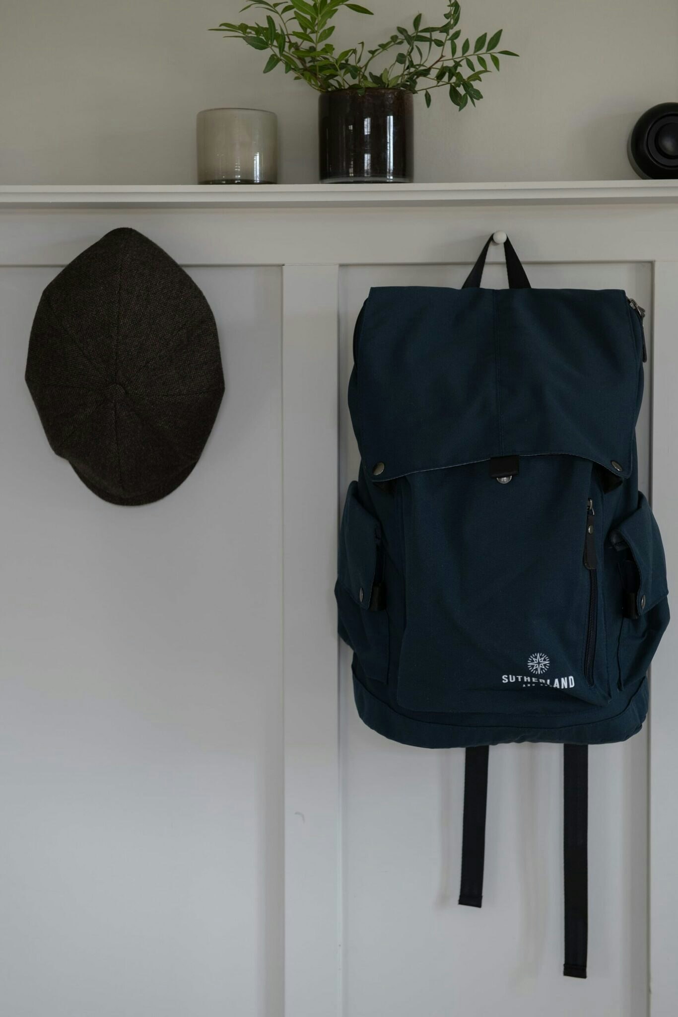 SNYGG RYGGSÄCK I CANVAS FRÅN SUTHERLAND & SONS – NAVY