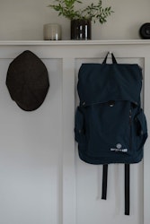 SNYGG RYGGSÄCK I CANVAS FRÅN SUTHERLAND & SONS – NAVY