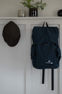 SNYGG RYGGSÄCK I CANVAS FRÅN SUTHERLAND & SONS – NAVY