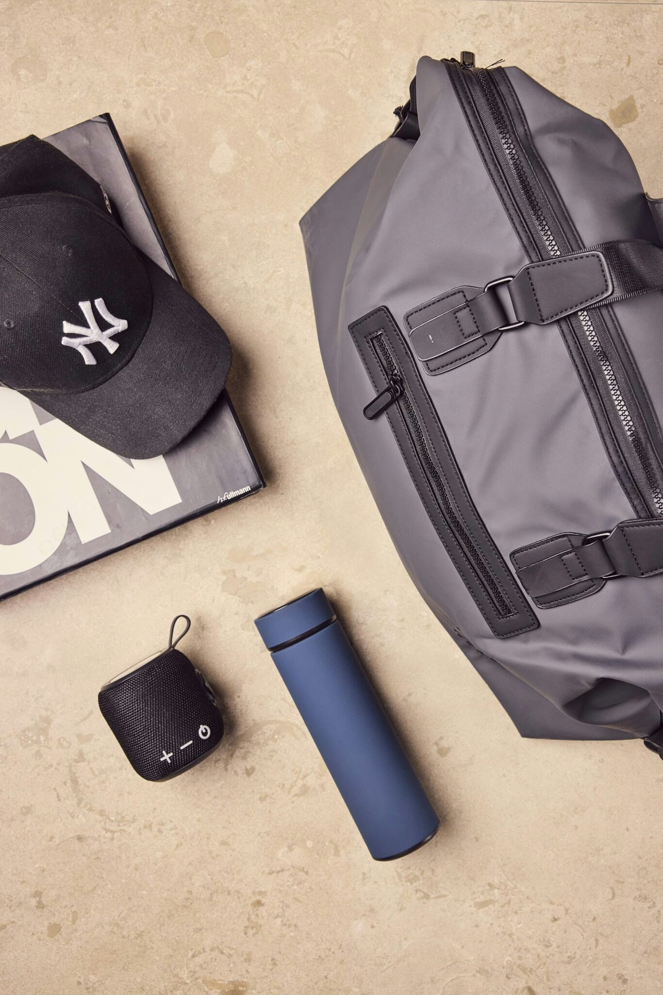 TRENDIG DUFFELBAG I NYLON FRÅN SUTHERLAND & SONS – GRÅ