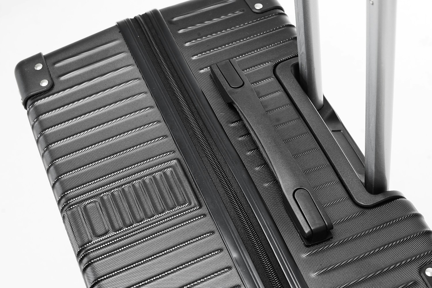 Mellanstor resväska i tidlös design från Sutherland & Sons - svart