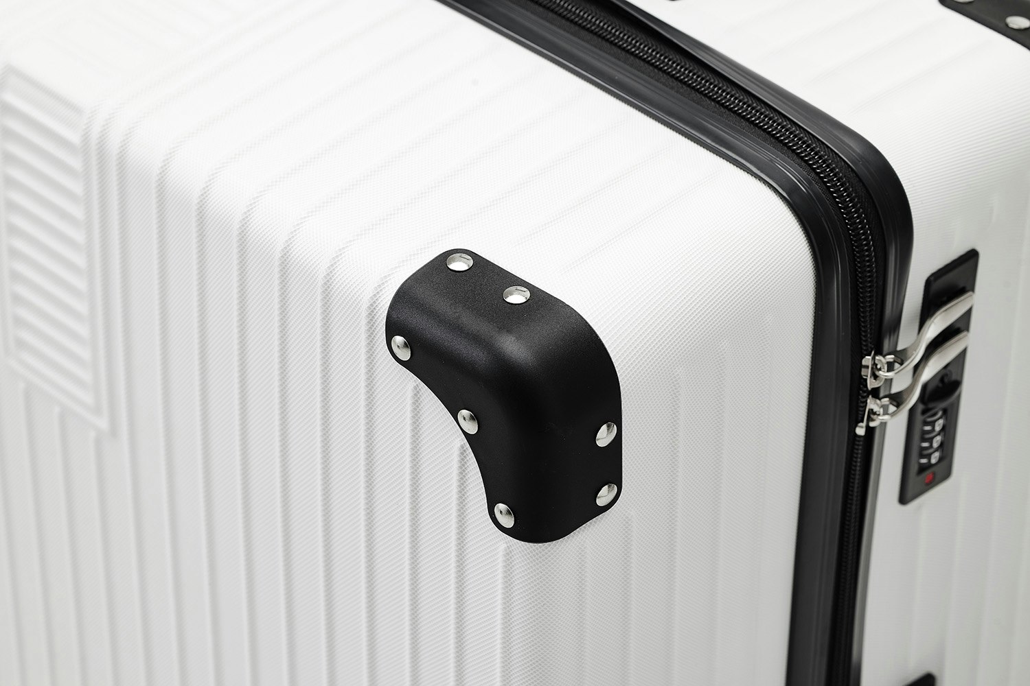 Mellanstor resväska i tidlös design från Sutherland & Sons - White
