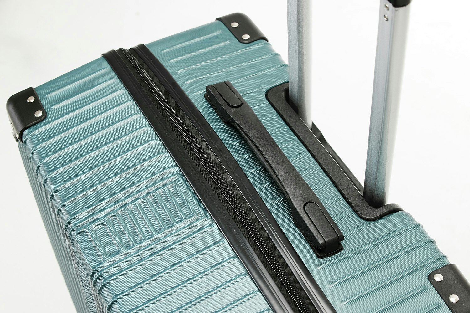 Mellanstor resväska i tidlös design från Sutherland & Sons - Green