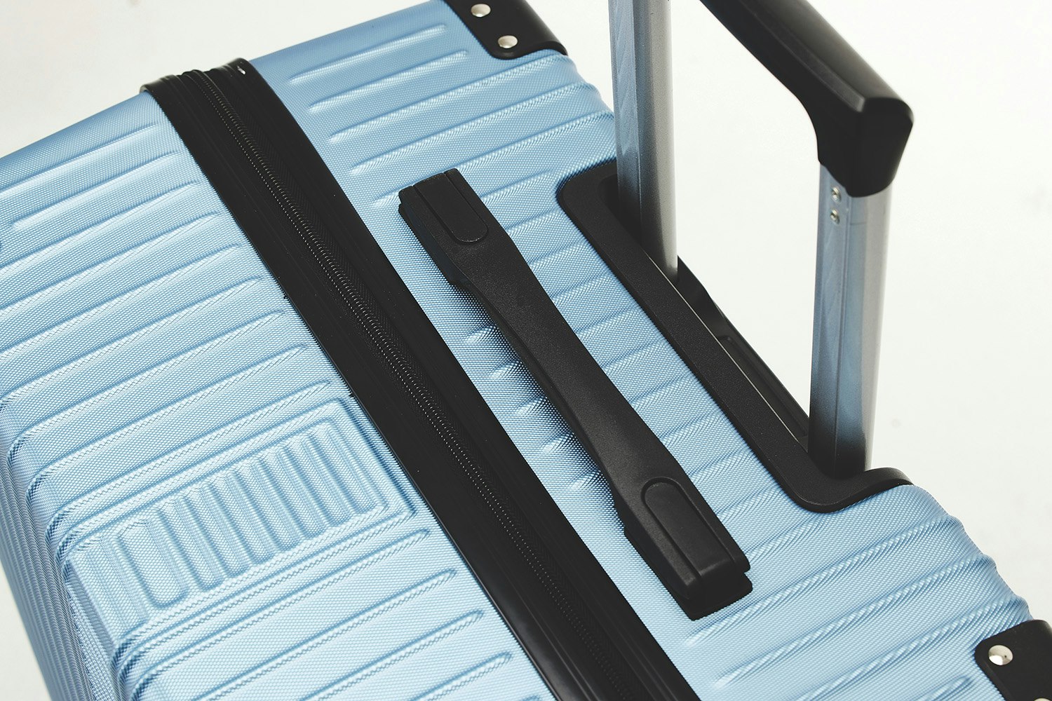 Mellanstor resväska i tidlös design från Sutherland & Sons - Silver blue