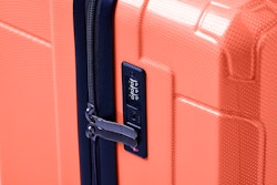 Modern mellanstor resväska från Sutherland & Sons - Coral