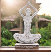 Indonesiskt hantverk ”Hands To The Heavens, Embrace Peace”