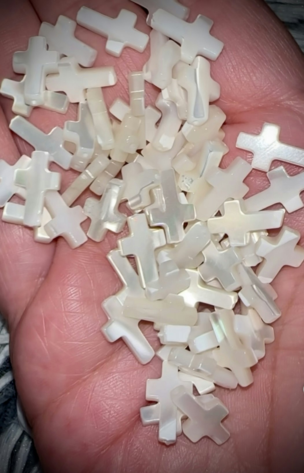 Mother Of Pearl Hålat Kors