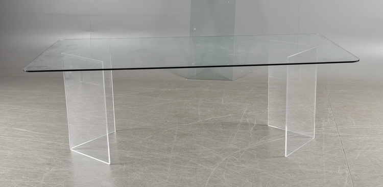 Konferenztisch, speziell mit Tischplatte aus Glas und Tischfuß aus Acryl