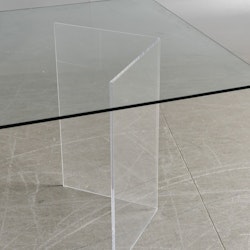 Konferenztisch, speziell mit Tischplatte aus Glas und Tischfuß aus Acryl