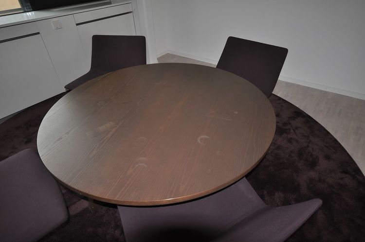 Komplette Lounge-Gruppe, Arper Catifa 60 mit Tisch und Teppich