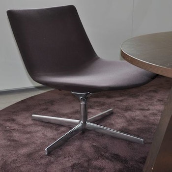 Komplette Lounge-Gruppe, Arper Catifa 60 mit Tisch und Teppich